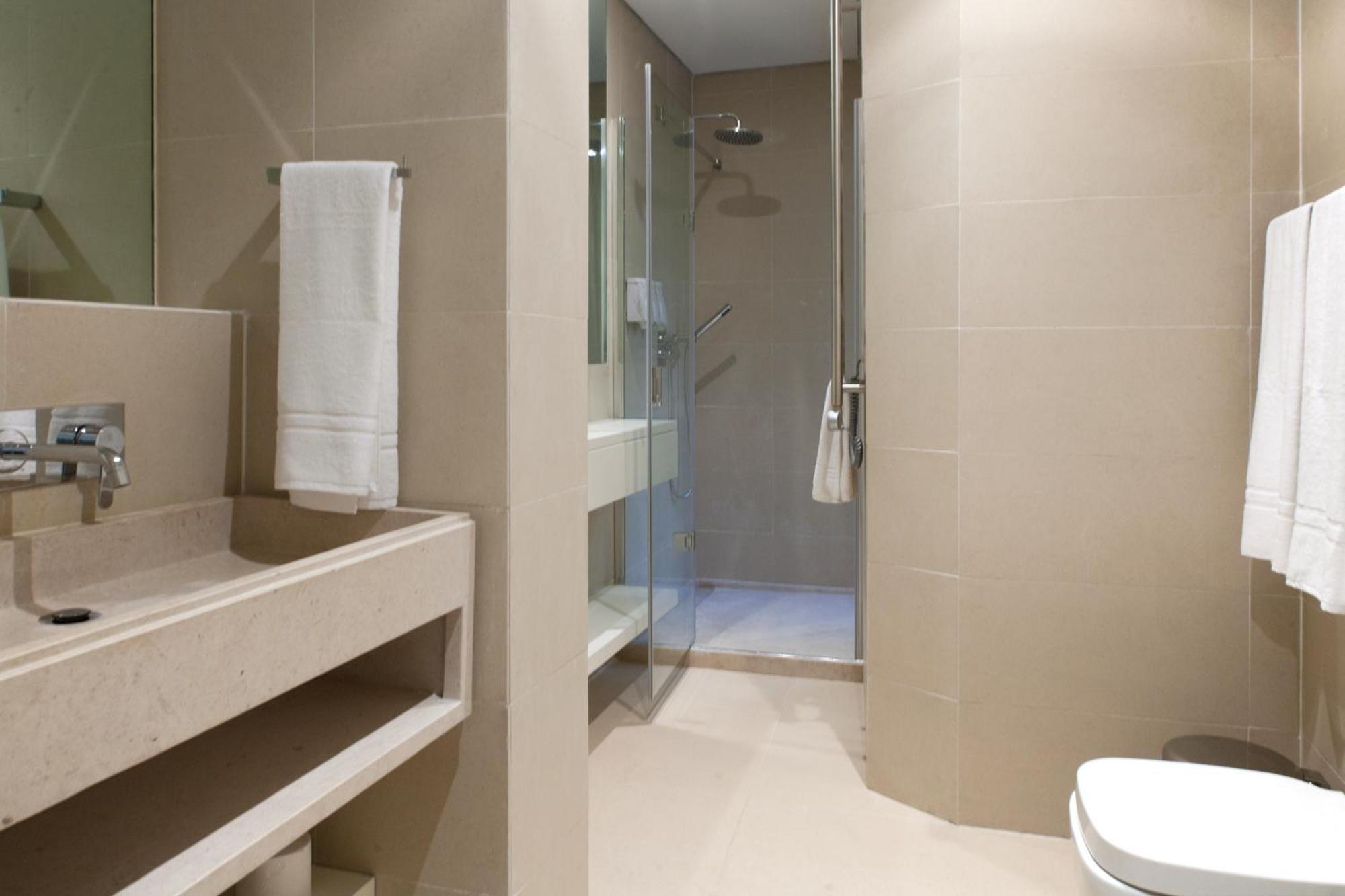 Deluxe One-Bedroom Apartment