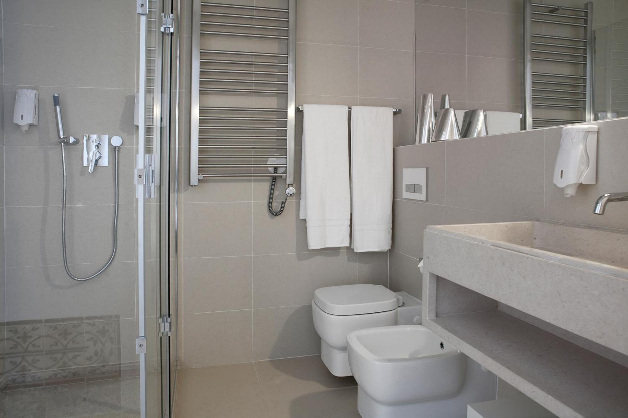 Deluxe One-Bedroom Apartment